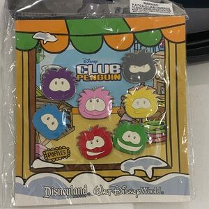 Disney Club Penguin Pin Set of 7